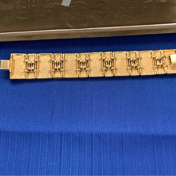 Vintage Enamel Cream and Goldtone Bracelet and Nina Ricci Clip Earrings Timeless - Picture 4 of 8